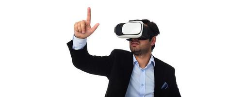 Arabischer Mann, der virtuelle Realität mit Virtual-Reality-Brille erlebt foto