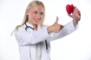 Cardio-Herzchirurg Hände halten rote Herzform auf weißem Hintergrund foto