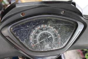 cilegon, banten, indonesien 20. november 2020 nahaufnahme des zerbrochenen tachometer-deckglases auf einem honda-motorrad foto