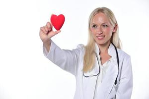 Cardio-Herzchirurg Hände halten rote Herzform auf weißem Hintergrund foto