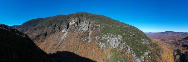 Panoramablick auf das späte Herbstlaub in Smugglers Notch, Vermont. foto