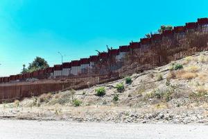 die grenzmauer zwischen den vereinigten staaten und mexiko von san diego, kalifornien, mit blick auf tijuana, mexiko. foto