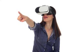 schöne frau, die vr-virtual-reality-headset mit schnittstelle trägt foto