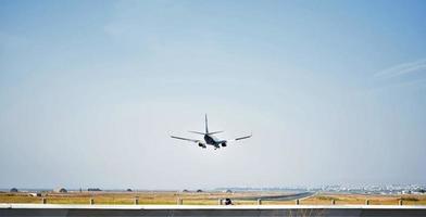 Flugzeuglandung auf der Landebahn foto