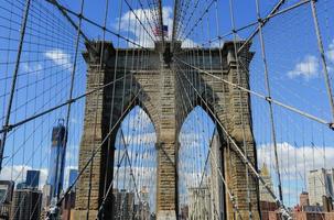 Blick auf die Skyline von New York City von der Brooklyn Bridge. foto