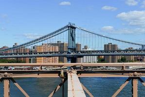 blick auf die skyline von new york und die manhattan bridge von der brooklyn bridge. foto