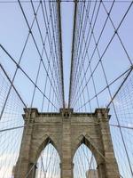 Blick auf die gotischen Bögen der Brooklyn Bridge. foto