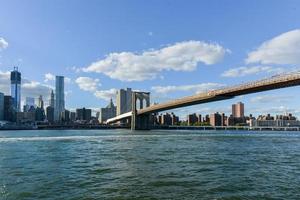 blick auf die skyline von manhattan von brooklyn, new york. foto