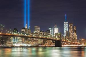 new york city manhattan skyline der innenstadt bei nacht mit dem tribute in light zur erinnerung an den 11. september. foto