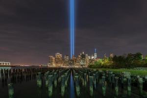 new york city manhattan skyline der innenstadt bei nacht mit dem tribute in light zur erinnerung an den 11. september.