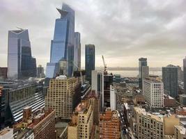 new york city - 13. dezember 2019 - moderne hochhäuser in hudson yards, new york city. foto