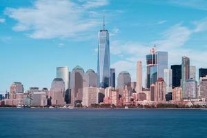 blick auf die skyline von new york an einem sommertag. foto