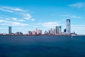 Blick auf die Skyline von New Jersey von New York City an einem Sommertag. foto