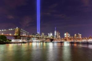 new york city manhattan skyline der innenstadt bei nacht mit dem tribute in light zur erinnerung an den 11. september. foto