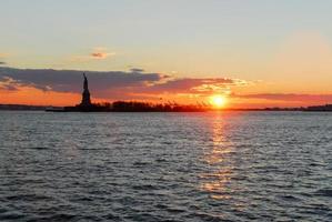 Freiheitsstatue bei Sonnenuntergang in New York City. foto