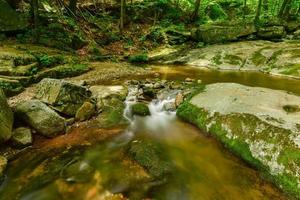 Wasserfälle entlang eines Wanderwegs im Shenandoah-Tal und Blue Ridge Mountains aus dem Shenandoah-Nationalpark, Virginia foto