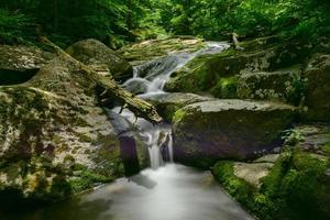Wasserfälle entlang eines Wanderwegs im Shenandoah-Tal und Blue Ridge Mountains aus dem Shenandoah-Nationalpark, Virginia foto