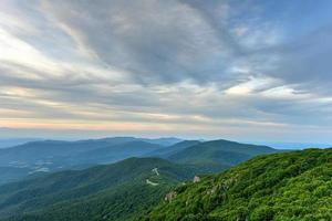 Sonnenuntergang entlang des Shenandoah-Tals und der Blue Ridge Mountains aus dem Shenandoah-Nationalpark, Virginia foto