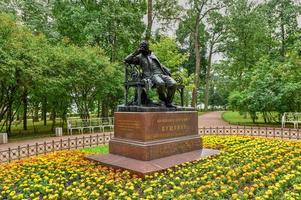 denkmal für alexander puschkin des bildhauers robert bach im stadtteil zarskoje selo von sankt petersburg, russland. foto