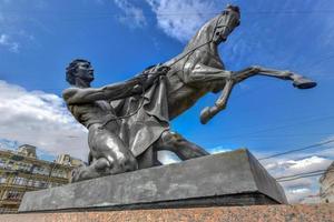 Pferdedompteur-Skulptur des 19. Jahrhunderts auf der Anitschkow-Brücke in St. petersburg attraktion, russland. foto