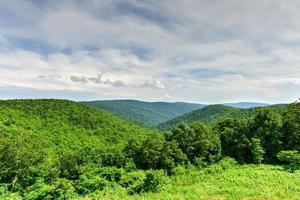 Blick auf das Shenandoah-Tal und die Blue Ridge Mountains vom Shenandoah-Nationalpark, Virginia foto