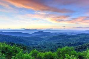 Sonnenuntergang entlang des Shenandoah-Tals und der Blue Ridge Mountains aus dem Shenandoah-Nationalpark, Virginia foto