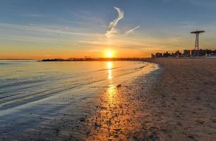 sonnenuntergang am strand von brighton und coney island foto