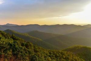 Blick auf das Shenandoah-Tal und die Blue Ridge Mountains vom Shenandoah-Nationalpark, Virginia foto