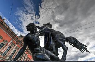 Pferdedompteur-Skulptur des 19. Jahrhunderts auf der Anitschkow-Brücke in St. petersburg attraktion, russland. foto