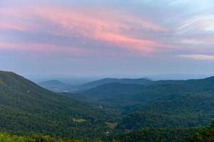 Sonnenuntergang entlang des Shenandoah-Tals und der Blue Ridge Mountains aus dem Shenandoah-Nationalpark, Virginia foto