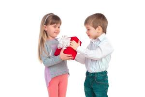 Kinder mit Geschenkbox foto