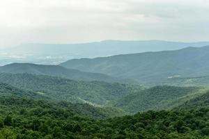 Blick auf das Shenandoah-Tal und die Blue Ridge Mountains vom Shenandoah-Nationalpark, Virginia foto