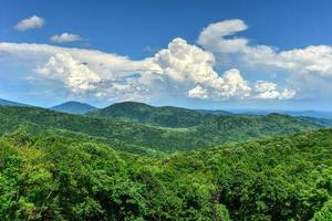 Blick auf das Shenandoah-Tal und die Blue Ridge Mountains vom Shenandoah-Nationalpark, Virginia foto