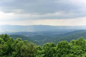 Blick auf das Shenandoah-Tal und die Blue Ridge Mountains vom Shenandoah-Nationalpark, Virginia foto