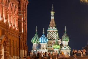 St.-Basilikum-Kirche auf dem Roten Platz in Moskau in einer Sommernacht foto