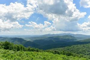 Blick auf das Shenandoah-Tal und die Blue Ridge Mountains vom Shenandoah-Nationalpark, Virginia foto