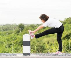 Frau bereitet sich auf das Joggen im Freien vor foto