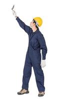 Arbeiter mit blauem Overall und Helm in Uniform mit Stahlkelle foto