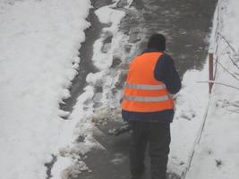 im winter die straße mit schneewischern säubern foto