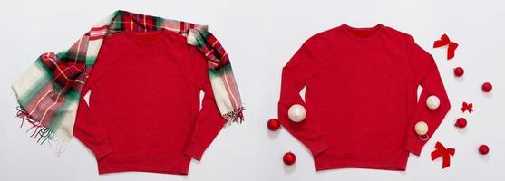 Banner Nahaufnahme roter leerer Vorlagen-Sweatshirt-Kopienraum. weihnachtsferienkonzept. Draufsichtmodell-Sweatshirt. Feiertagsdekorationen auf weißem Hintergrund. frohes neues jahr zubehör. Weihnachts-Outfit foto