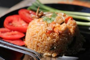 Chilipaste Gebratener Reis Tom Yum - Tintenfisch und Garnelen - mit würzigem Geschmack ist ein gesundes Lebensmittel, das viele Arten von Kräutern enthält - thailändisches Essen. foto