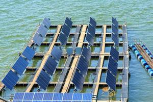 Solarpanel Saubere Sonnenenergie schwebt an einem heißen, sonnigen Tag über dem Fluss über dem Damm, perfekt für die Energieerzeugung der Zukunft. foto