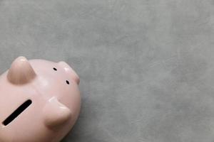 einfach minimalistisches Design-Sparschwein auf betonsteingrauem Hintergrund. sparen investitionsbudget reichtum geschäft ruhestand finanzgeld bankkonzept. flach liegend draufsicht kopierraum banner. foto