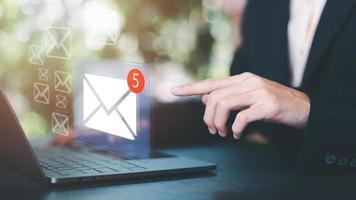 Mann liest E-Mail, E-Mail-Marketing und Newsletter-Konzept, digitale Kommunikation mit E-Mail-Nachrichten, Senden und Empfangen von Nachrichten online mit dem E-Mail-Symbol foto