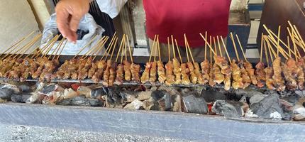 sehr würziges Rinder-Satay-Fleisch über Holzkohle gegrillt, Rinderspieß köstlich foto