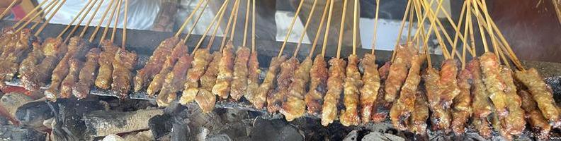 sehr würziges Rinder-Satay-Fleisch über Holzkohle gegrillt, Rinderspieß köstlich foto