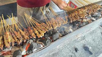 sehr würziges Rinder-Satay-Fleisch über Holzkohle gegrillt, Rinderspieß köstlich foto