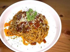 leckere Spaghetti Bolognese, Nudeln mit Fleisch, Thunfisch und Tomatensauce und Gemüse foto