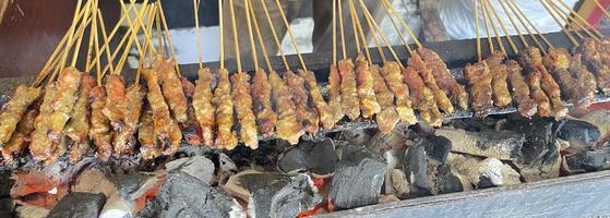 sehr würziges Rinder-Satay-Fleisch über Holzkohle gegrillt, Rinderspieß köstlich foto