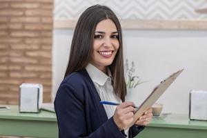 Frau checkt Ordner im Café ein foto